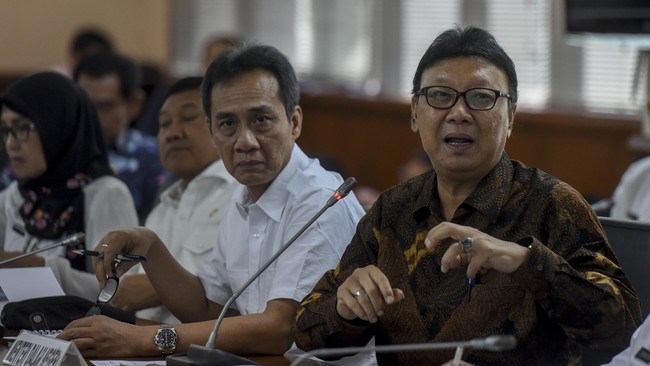 Kementerian Dalam Negeri juga sedang menyiasati agar pos anggaran lain yang tidak perlu, bisa dialihkan untuk program pengadaan e-KTP.