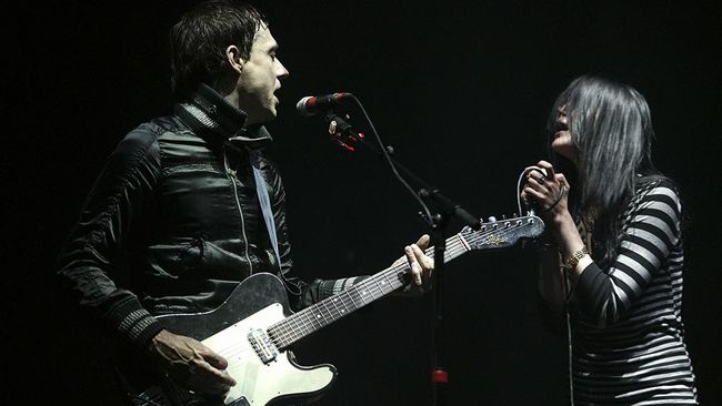 Setelah Tame Impala, kini giliran grup band indie rock asal Inggris, The Kills, menyanyikan ulang lagu Rihanna yang berjudul Desperado.