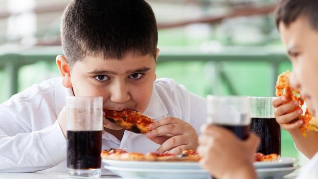 Minuman dingin yang manis seperti soda, teh manis dan susu, yang dijadikan pendamping makanan cepat saji, dinilai kian memicu obesitas pada anak.