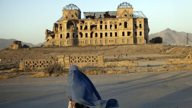 Reruntuhan Istana Darul Aman yang terbengkalai di Afganistan, jadi objek wisata menarik bagi turis asing. Pemerintah kini berencana melakukan rekonstruksi.
