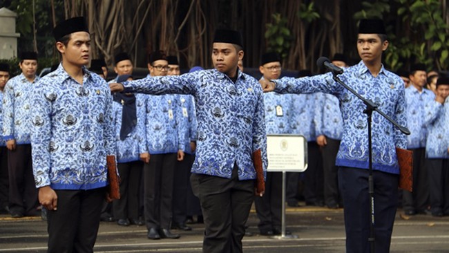 Struktur gaji PNS akan berubah. Perubahan akan membuat gaji PNS menjadi lebih tinggi. Implikasinya, tunjangan PNS akan dipangkas menjadi 5 persen dari gaji.