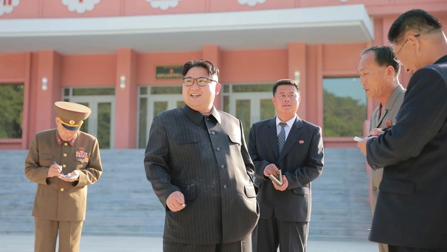 Foto yang memperlihatkan Kim tengah memegang sebatang rokok yang sudah terbakar menjadi kontroversi karena pemerintah Korut tengah menyerukan gerakan antirokok.