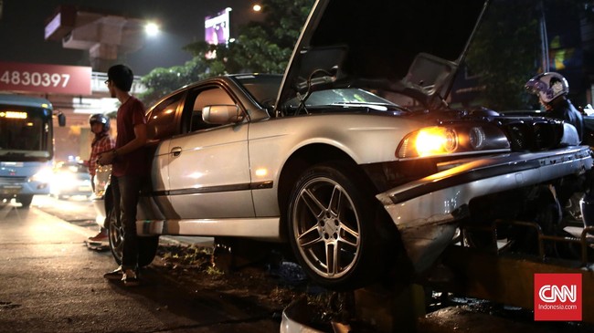 Tanita Felycia tanpa sepengetahuan orang tuanya mengendarai mobil untuk jalan-jalan. Di tengah perjalanan, penyakit bipolar yang diidapnya kambuh.