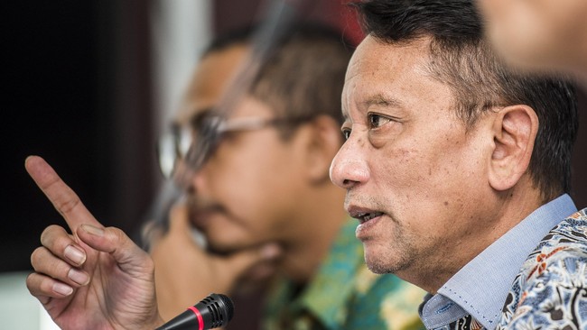 Dirjen Pajak Ken Dwijugiasteadi meminta jangan ada pihak-pihak yang memberi ataupun menjanjikan imbalan bagi petugas pajak yang melayani tax amnesty.