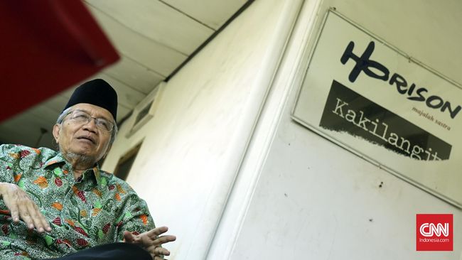 Taufiq Ismail pernah diteriaki saat membacakan puisi soal angka-angka pembantaian PKI di Simposium Nasional Tragedi 1965 di Jakarta.