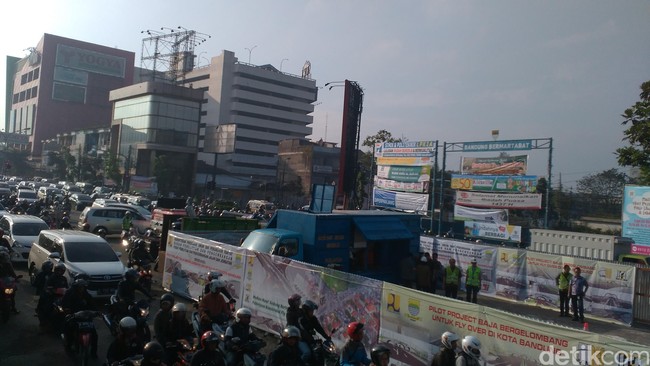 Pembangunan jembatan layang Antapani diharapkan dapat mengurai kemacetan kota Bandung.