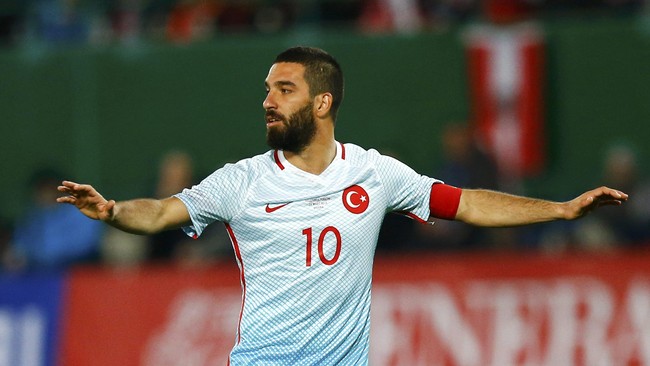 Arda Turan memutuskan gantung sepatu lebih dini dari timnas Turki setelah berkelahi dengan seorang wartawan yang ia klaim menghinanya sejak Piala Eropa 2016.