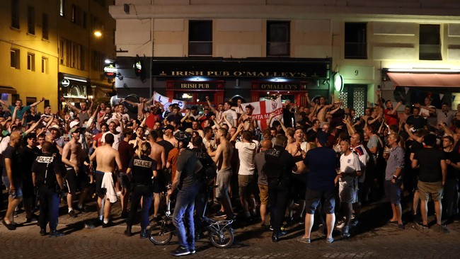 Bentrok para fan Inggris dengan warga lokal terjadi di sekitar kelab malam di Kota Marseille, pada Jumat (10/6) dini hari waktu setempat.