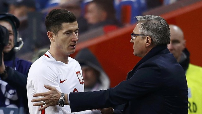 Pelatih timnas Polandia, Adam Nawalka, berharap penyerang Robert Lewandowski mendapat perlindungan yang lebih baik dari wasit ketika menghadapi Portugal.