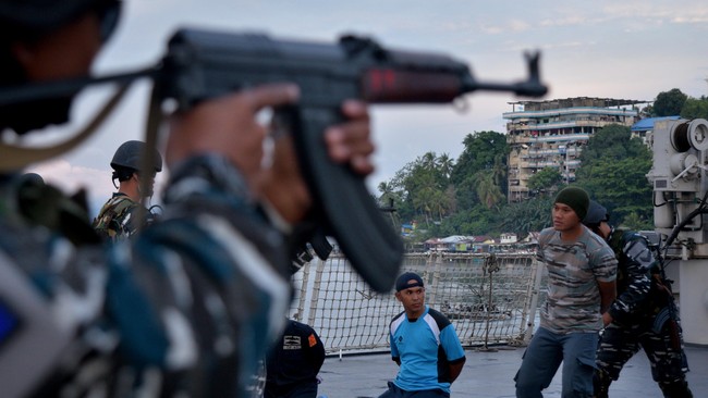 Perompak Abu Sayyaf kembali beraksi di Filipina, menewaskan satu orang pelaut Filipina dan menculik tujuh lainnya.
