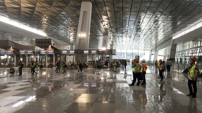Untuk mengimbangi kecanggihan Changi, AP II berinvestasi Rp7 triliun untuk menyulap kapasitas Terminal 3 menjadi 12 juta plus kecanggihan teknologi lainnya.