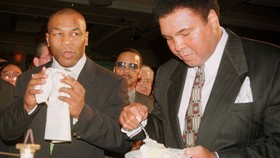 Tyson Tahan Duka untuk Jadi Pengusung Jenazah Muhammad Ali