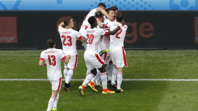 Swiss berhasil menutup babak pertama dengan keunggulan 1-0 atas Albania lewat gol Fabian Schar.
