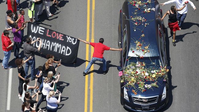 Sepanjang proses pemakaman, Will Smith melihat banyak orang yang memberikan curhatan cintanya kepada mendiang Muhammad Ali.