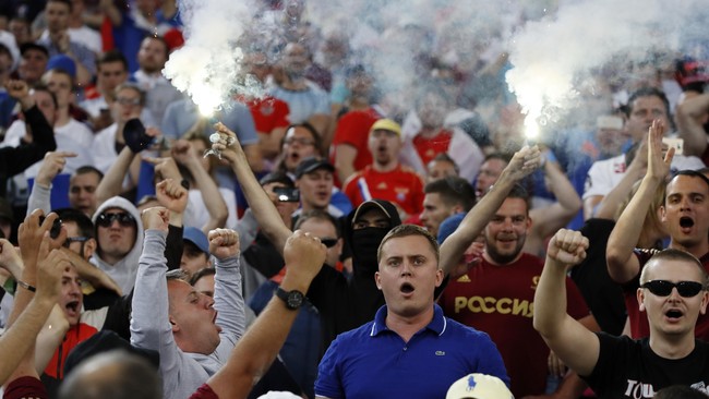 UEFA akan melakukan investigasi terkait kerusuhan antara suporter Rusia dengan fan Inggris pada laga Ingris vs Rusia di Marseille, Sabtu (11/6) waktu setempat.