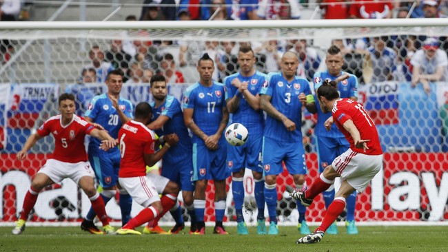 Bintang timnas Wales, Gareth Bale, langsung menatap pertandingan melawan Inggris di Grup B Piala Eropa 2016 setelah mengalahkan Slovakia 2-1 di Bordeaux.