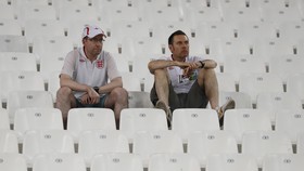 'Persahabatan' Suporter Inggris dan Wales di Luar Stadion
