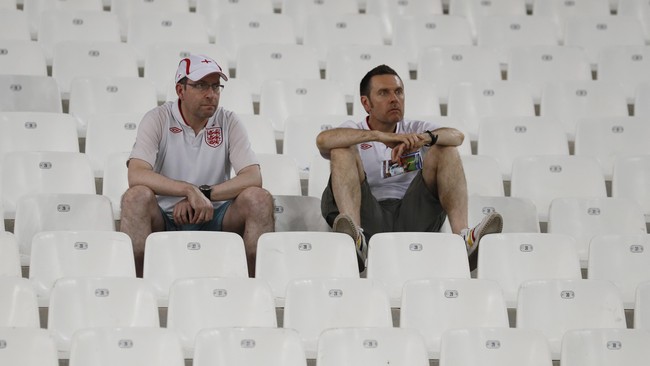 Suporter Inggris dan Wales bersatu melawan suporter Rusia di luar lapangan hijau, kota Lille, Perancis. Inggris dan Wales sendiri akan bertanding malam ini.