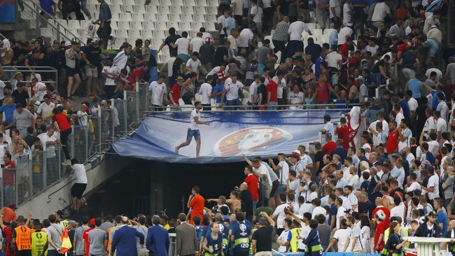 Rusia didenda Rp2,2 Miliar dan diancam didiskualifikasi dari Piala Eropa setelah suporter mereka terlibat kerusuhan di kota Marseille.