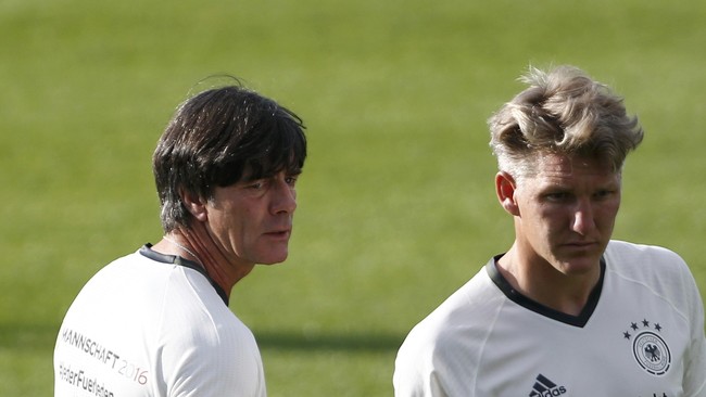 Cedera sejumlah pemain dan kehilangan sosok pemimpin di lapangan, membuat pelatih timnas Jerman, Joachim Loew, gamang jelang melawan Ukraina, Minggu (12/6).