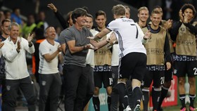 Loew Puji Neuer-Schweinsteiger Usai Tekuk Ukraina