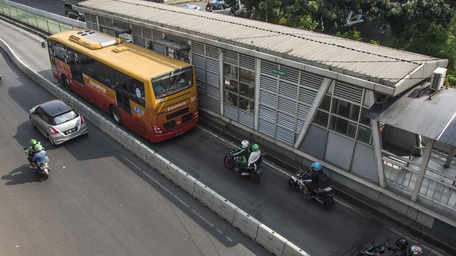 Cegah Corona, TransJakarta Setop Isi Ulang e-Money di Halte PT TransJakarta tak menerima pembayaran tunai, termasuk isi ulang e-money, di semua haltenya demi mencegah penularan Virus Corona.