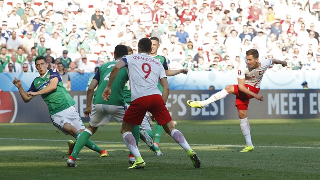 Polandia berhasil mengalahkan Irlandia Utara dengan skor tipis 1-0 lewat gol yang dicetak oleh Arkadiusz Milik di menit ke-51.