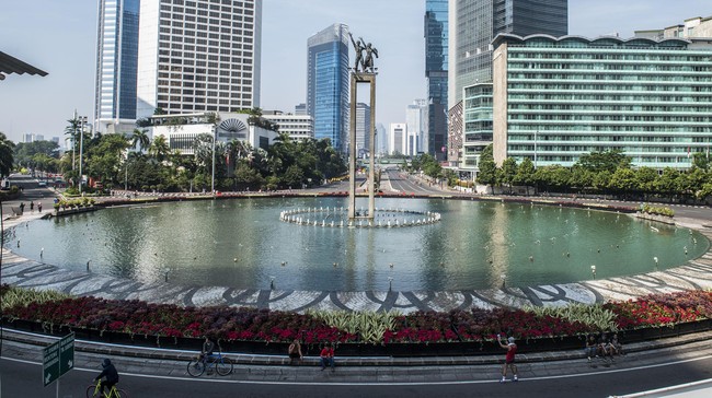Hujan yang mengguyur wilayah Jakarta sejak subuh tak menyurutkan semangat warga untuk berolahraga di kawasan Bundaran HI.