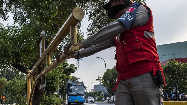 Pelaku menembak menggunakan airsoft gun karena dilarang masuk jalur TransJakarta di Mampang, Jaksel. Korban terluka di bagian dada dan lengan.