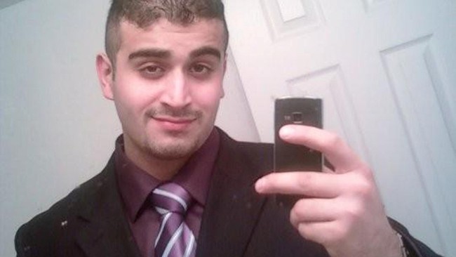 Para saksi mata mengatakan Omar Mateen dalam keadaan sangat tenang, bahkan tertawa, saat menembaki pengunjung kelab gay di Orlando yang menewaskan 49 orang.