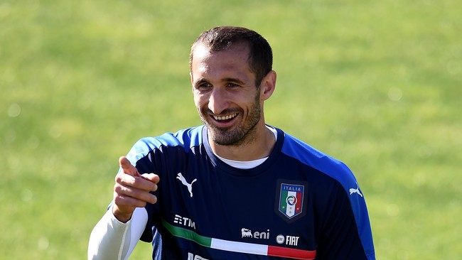 Zlatan Ibrahimovic menganggap dirinya lebih kuat dari bek Italia, Giorgio Chiellini, seandainya keduanya terlibat adu jotos di luar lapangan.