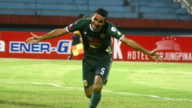 Jelang Persebaya vs Persib, Dutra Bicara Topeng Baru