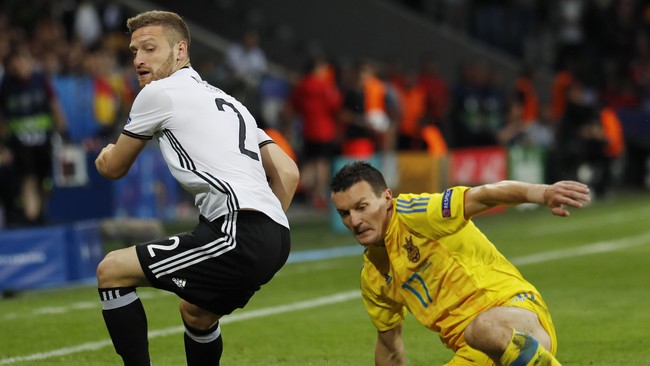 Sundulan Shkodran Mustafi membawa Jerman menutup babak pertama duel lawan Ukraina di Stadion Pierre-Mauroy dengan keunggulan 1-0.