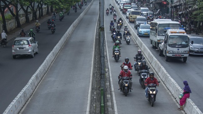 Berdasarkan pantauan Polda Metro Jaya tidak ada kendaraan pribadi yang melintas di jalur TransJakarta Jalan Jenderal Sudirman menuju MH Thamrin‎.