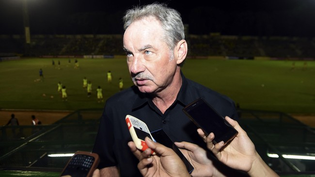 Syarif Alwi harus selalu memonitor dan mengawasi kondisi para pemain di skuat timnas Indonesia, termasuk staf pelatih, dan sang pelatih Alfred Riedl.