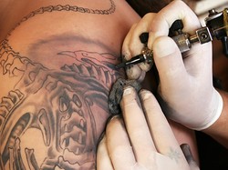 Tato Tengkorak di Wajah Bikin Hidup Susah