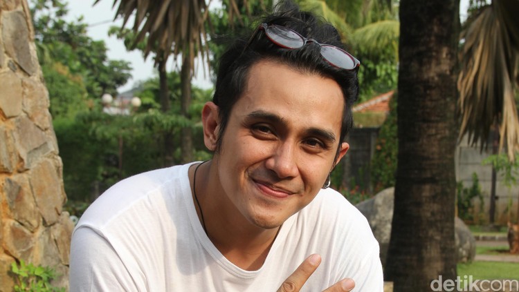 Vicky ternyata sangat dekat dengan ibunya, bahkan Nikita Mirzani juga dekat lho dengan ibunya.