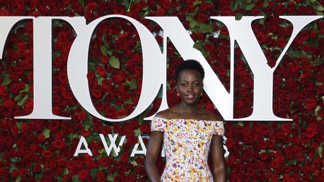 Salah pilih warna make-up bisa membuat si kulit gelap jadi terlihat menor. Namun tampilan Lupita Nyong'o yang berkulit gelap di Tony Awards terlihat cantik.