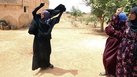 ISIS Kabur, Perempuan Suriah Buka Cadar