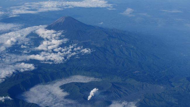 Pendakian ke Semeru (3.676 mdpl) ditutup sementara sejak 30 November 2020 karena aktivitas vukanis gunung mengalami peningkatan.