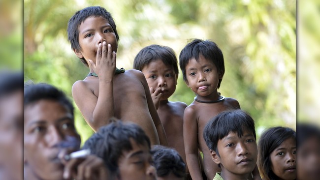 Guru di sekolah rimba, Jambi, berharap anak-anak yang dididik nantinya tak lagi dibodohi. Kini di Hari Guru Nasional, mereka telah mendidik hampir seribu orang.
