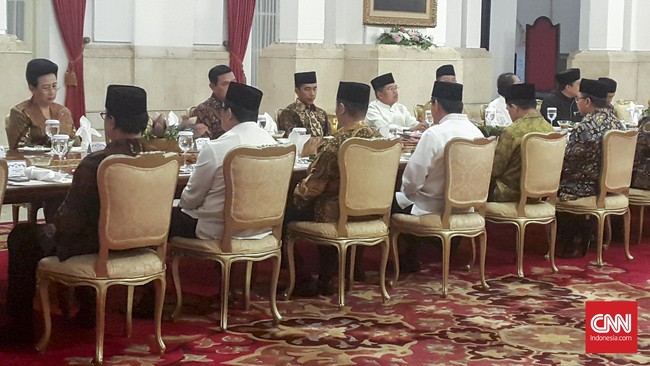 Presiden Jokowi duduk di antara Wakil Presiden Jusuf Kalla dan Menteri Luhut Binsar Panjaitan. Ketua DPR juga hadir dalam buka bersama tersebut.