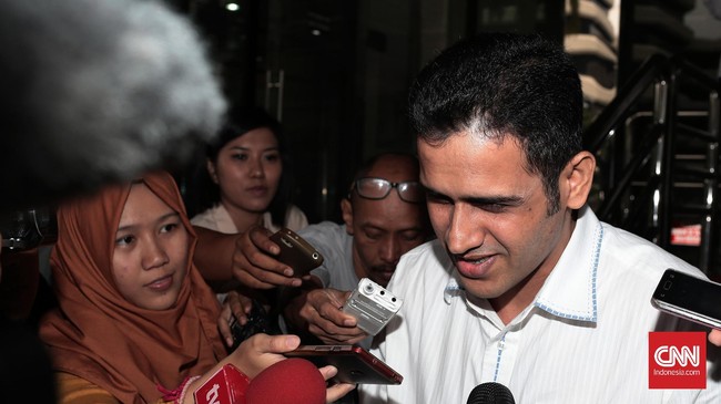 Penyerahan uang dilakukan melalui koordinator Banggar DPR, Mustokoweni, dan diketahui oleh bekas Ketua Umum Demokrat Anas Urbaningrum.