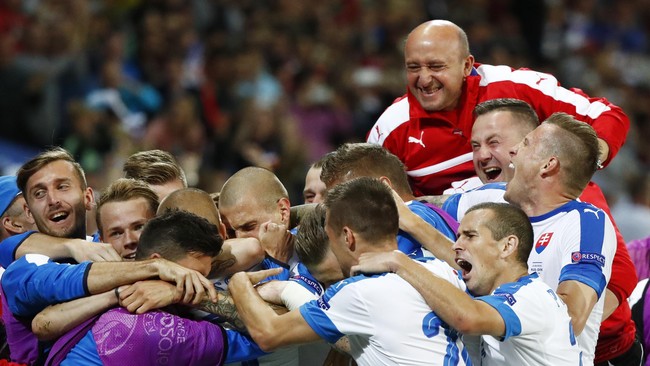 Rusia yang sempat menahan imbang Inggris di laga perdana Grup B, kali ini justru takluk 1-2 dari Slovakia di Stade Pierre Mauroy, Rabu (15/6).
