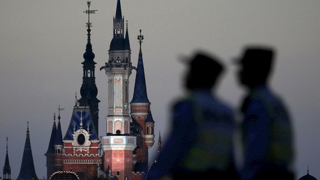 Salah satu aturan baru Disneyland misalnya, pengunjung dilarang membawa kereta dorong berukuran besar.