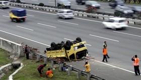 Truk Terbalik di Tol Jagorawi, Petugas Kerahkan Dua Crane