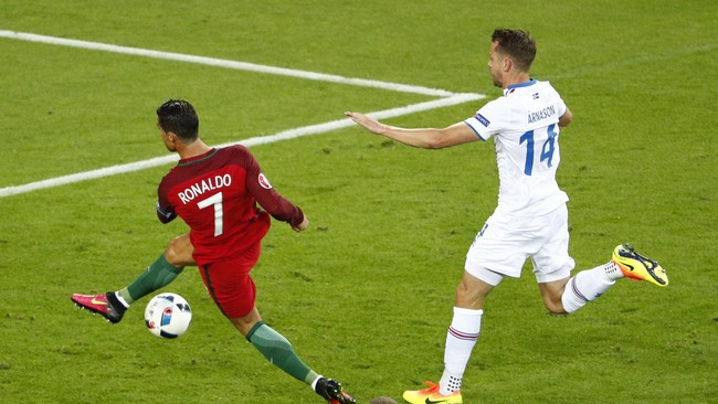 Tak terima disebut menjadi tim dengan mentalitas negara kecil, bek tengah Islandia Kari Arnason balik menyebut Cristiano Ronaldo tukang 'diving'.