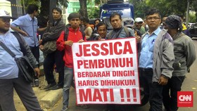 Karyawan Ayah Mirna Demo, Minta Jessica Dihukum Mati