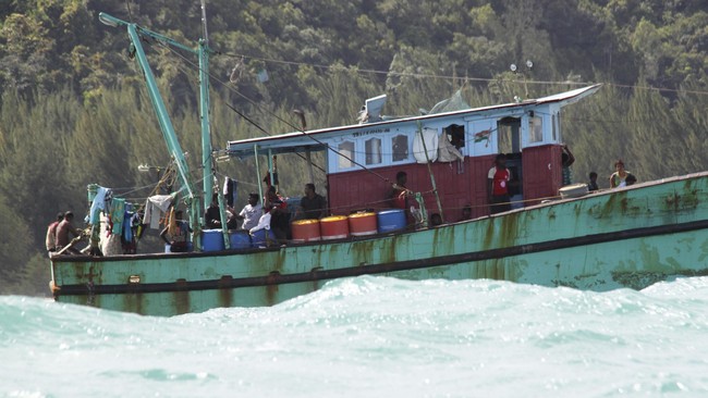 Sebuah kapal berisi 44 imigran dari Sri Lanka terdampar di Pantai Cemara, Lhoknga, Aceh, karena kerusakan mesin.