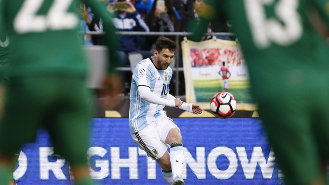 Lionel Messi memutuskan kembali setelah sempat mengumumkan mundur dari timnas usai Copa America Centenario. Messi pun mencetak gol kemenangan atas Uruguay.